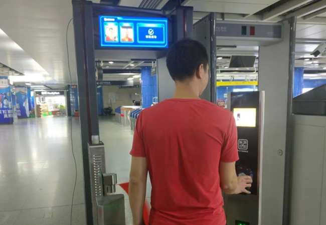 廣州地鐵試用安檢新技術(shù)，過(guò)安檢刷臉！