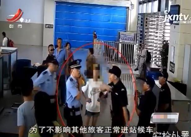 少女強行沖安檢被阻，稱舍不得朋友離開：我和他就好到和親人一樣