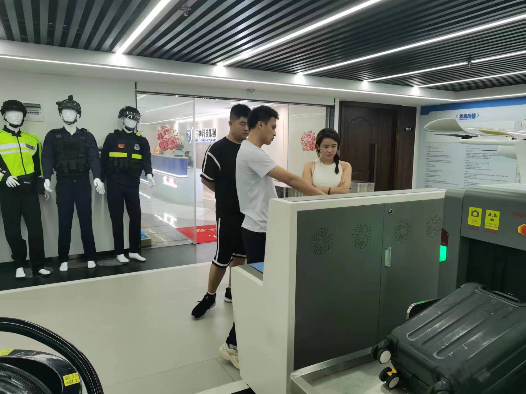 遼寧客戶來司參觀，守門神為其展示創新產品與卓越技術